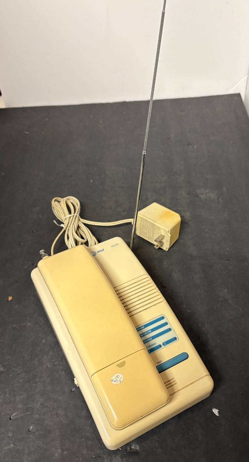 AT&T 4600 portable handset touchtone telephone POWERS ON, UNTESTED