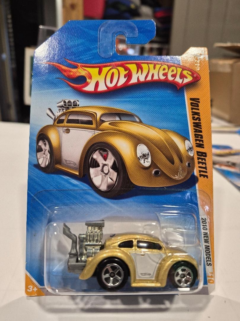 2010 Hot Wheels -  VOLKSWAGEN BEETLE  - Gold  #004  2010 New Models  04/44