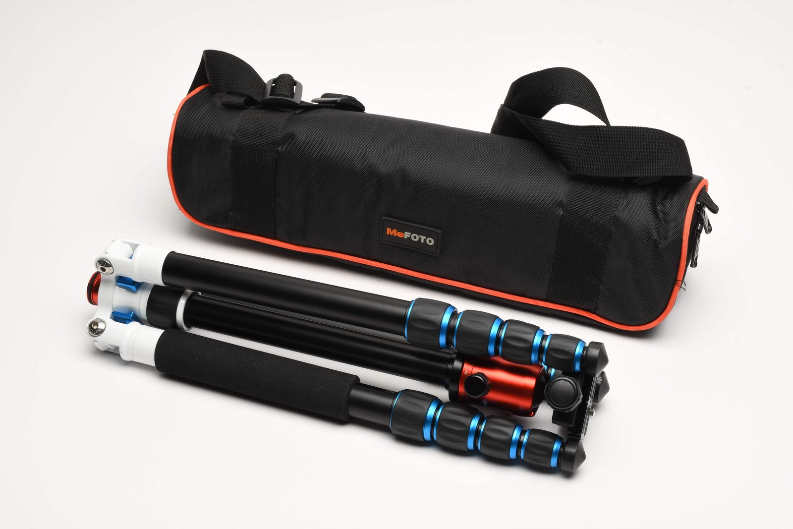 MeFoto compact travel tripod A1350 Road Trip (White/Black) in case, Mint-