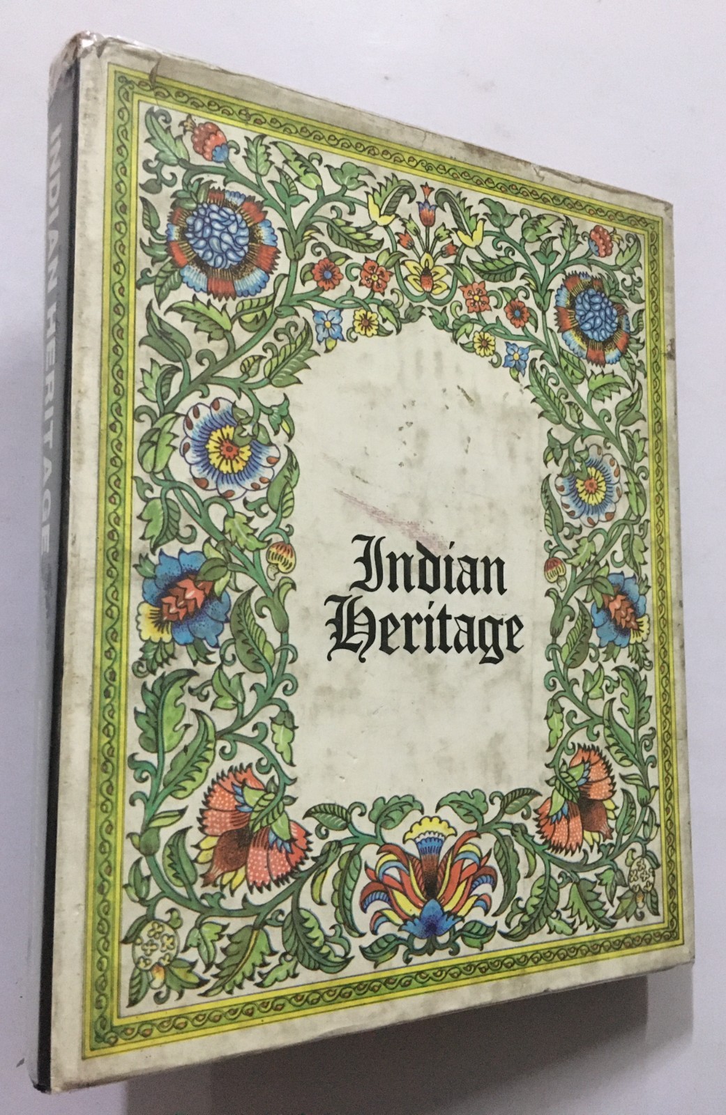 Muzumdar, Vasanti (Ed): Indian Heritage. 1981. Bombay. 176p. HB
