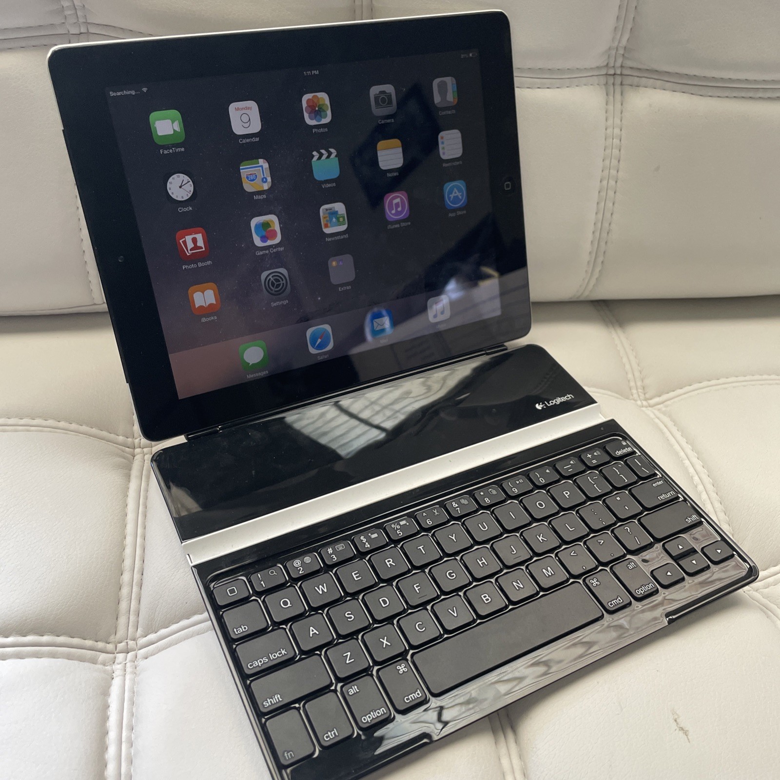 Apple iPad 2nd Gen 16GB A1396 With Logitech Magnetic Bluetooth Keyboard Cover