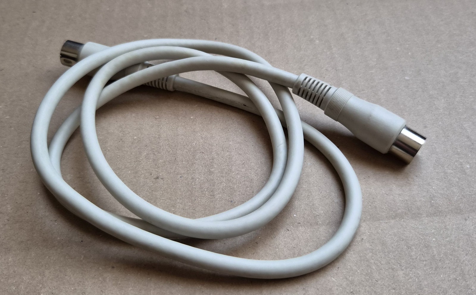 Commodore 64 Serial Cable IEC – C64 to 1541 / 1571 Floppy Disk Drive, size: 45"