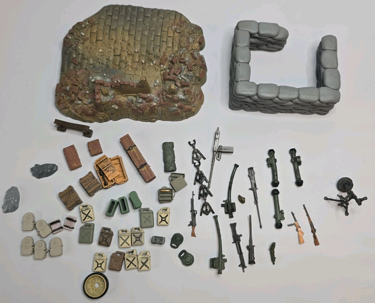 1/32 WWII Military Diorama Accessory Lot Sandbags Weapons Crates 21st Century / 