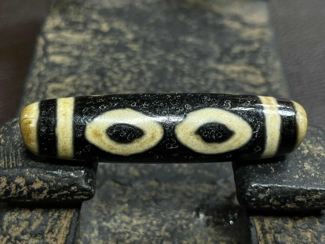 Old Tibetan Nepalese Himalayan Ancient 3 eye Old Dzi Talisman Beads Amulet 三眼天珠