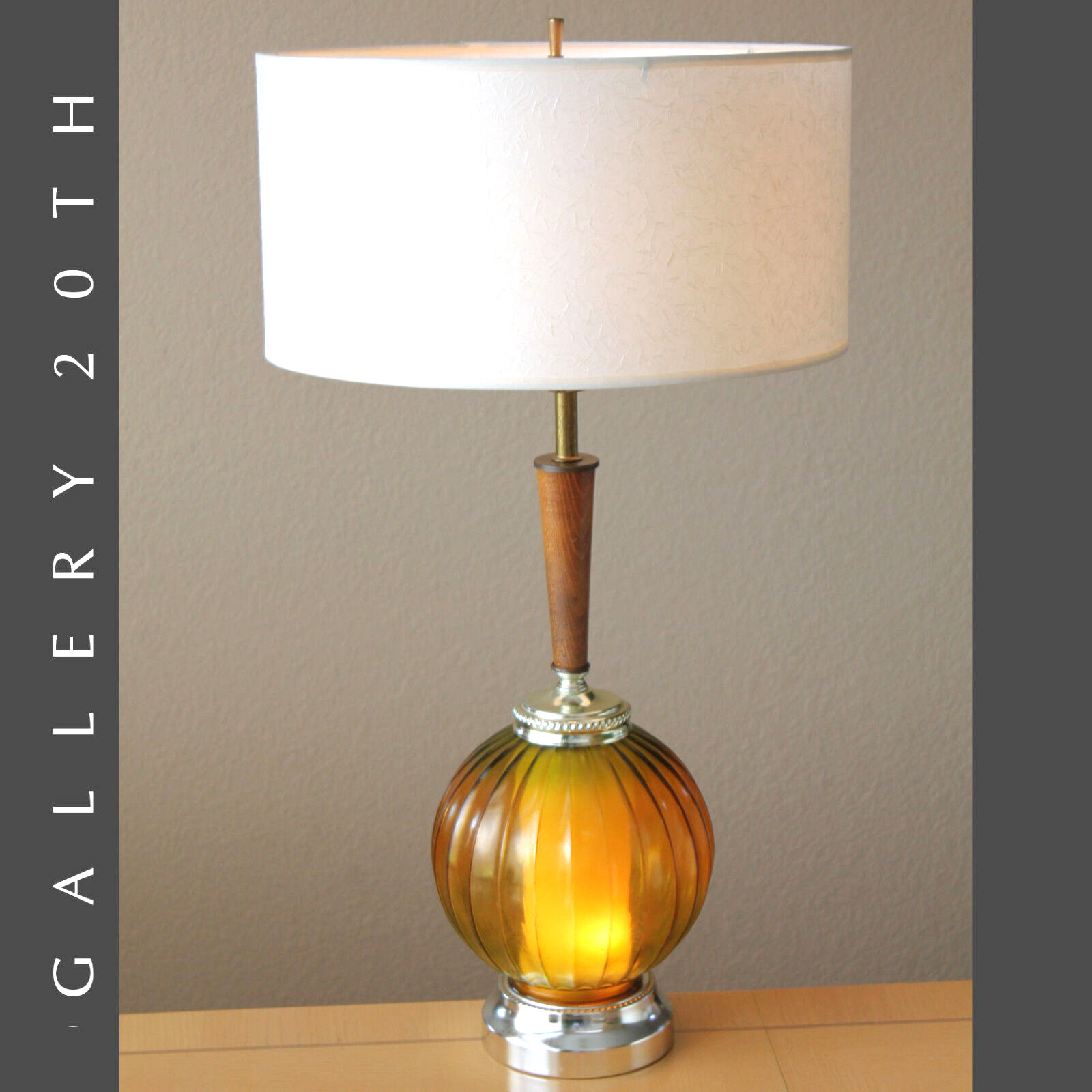 WONDERFUL! LIGHT UP BASE MID CENTURY ATOMIC TABLE LAMP! AMBER GLASS VTG 50S 60S