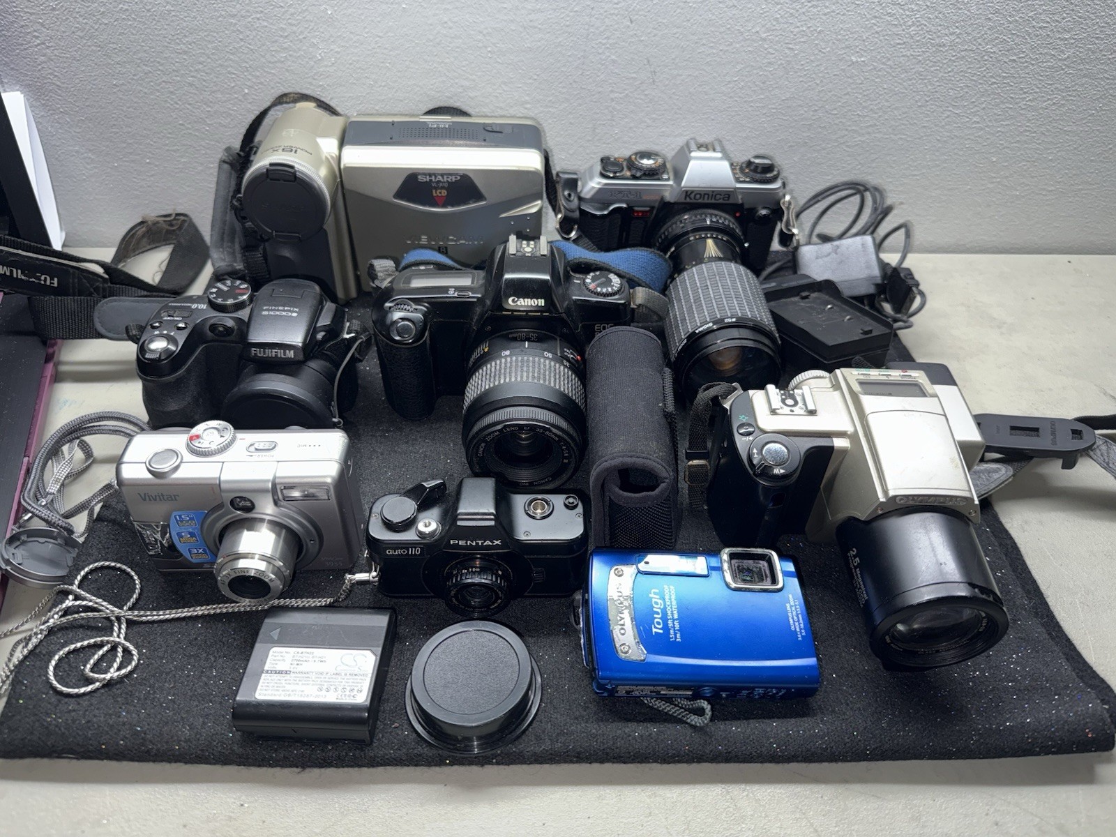 Lot of 8 Cameras For Parts Or Repair. Digital, Film, Video. Canon, Vivitar,…