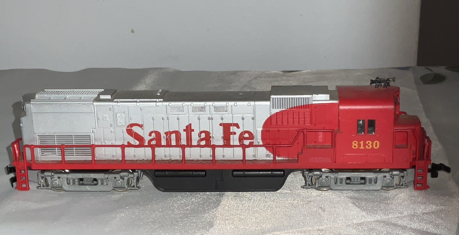 HO Scale Santa Fe Locomotive 8130  READ