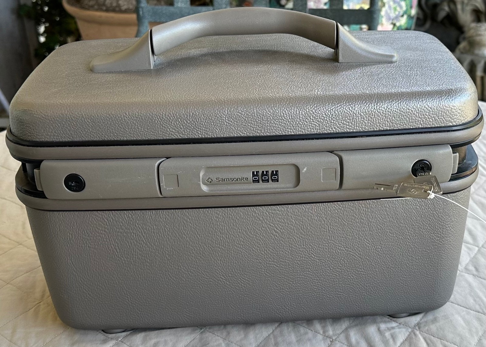 Vintage Samsonite Make Up Train Carry On Carrying Cargo Case w/ Key 1991