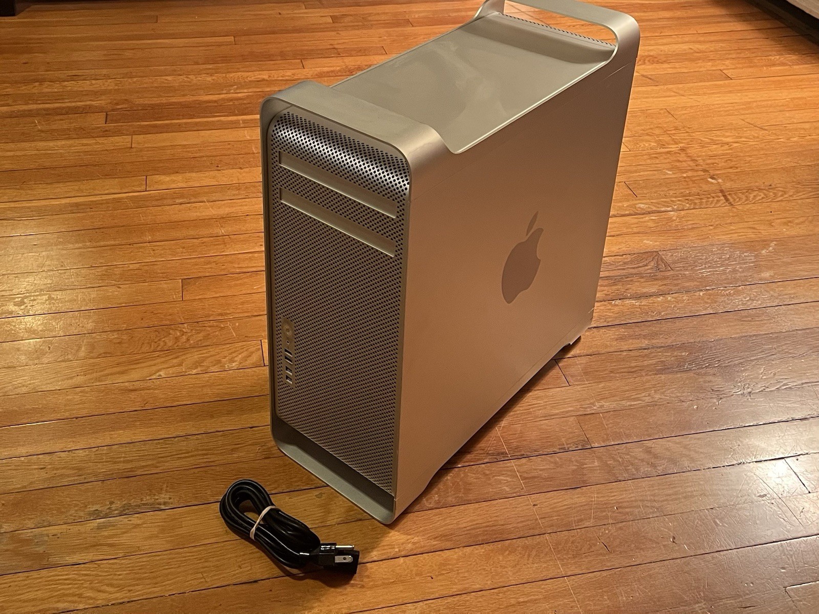 2009 Apple Mac Pro 2 A1289 Tower EMC No 2314 Silver w. Cord POWERS ON