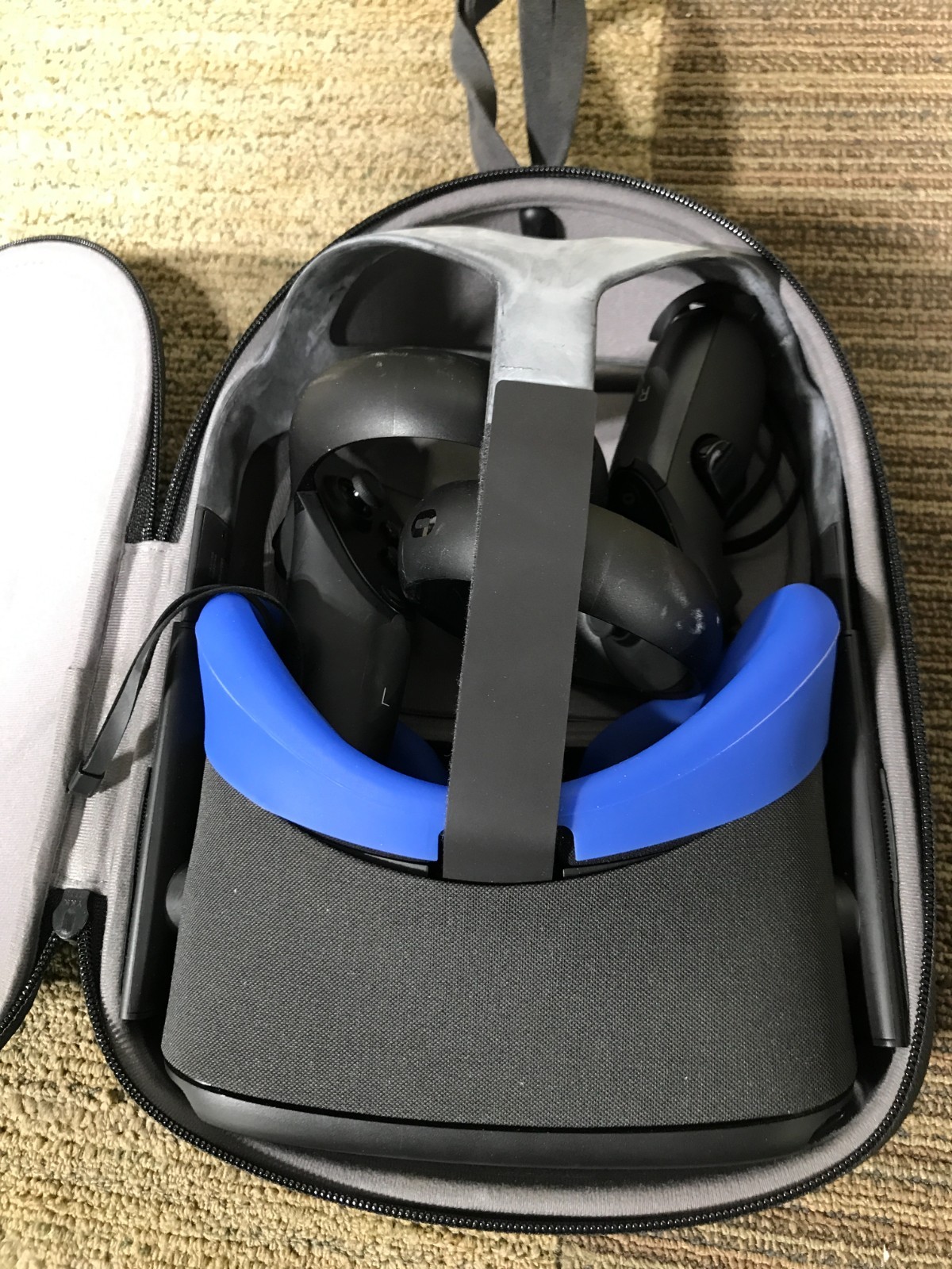 Meta Oculus Quest 1 Black VR Headset 64GB W/ Carrying Case AND HAND CONTROL