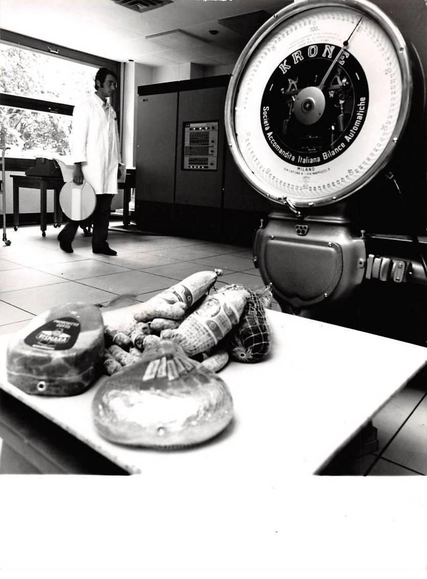 Press Photo. AM21175. Approximately 24x18 Cm. Automatic Scale