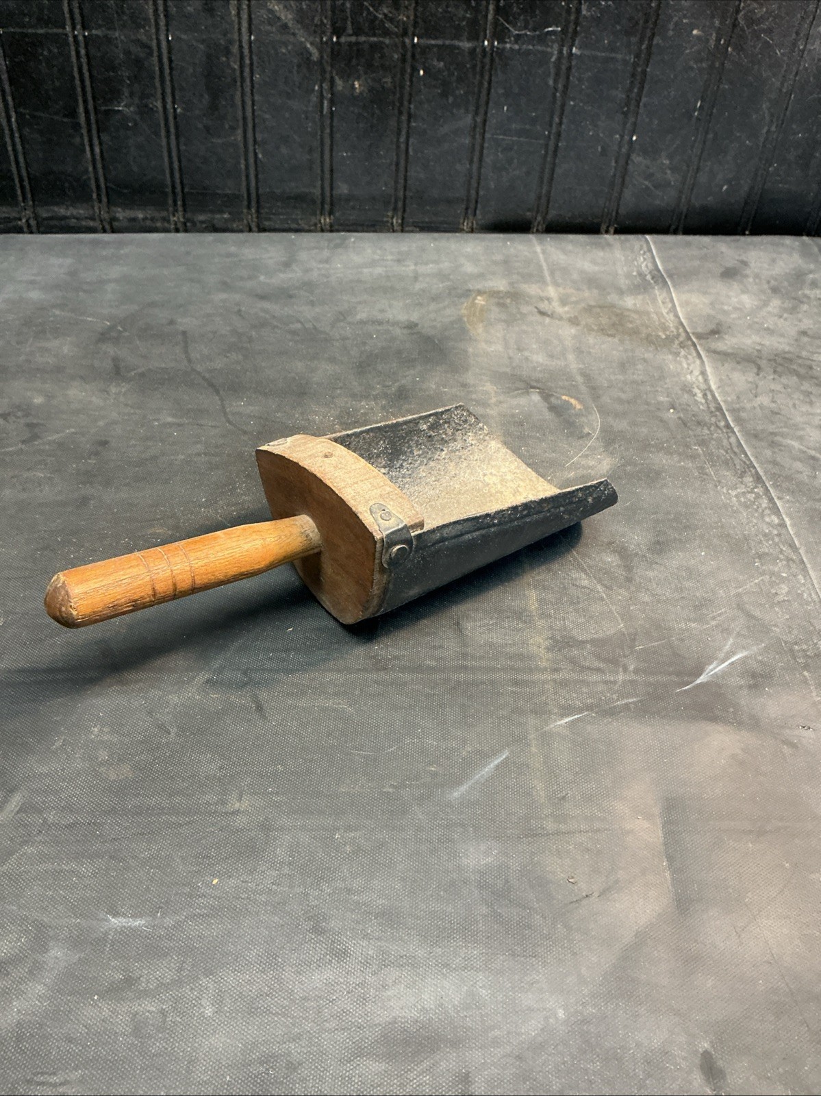 ANTIQUE PRIMITIVE FARMHOUSE WOODEN HANDLE METAL GRAIN SMALL SCOOP 5”x4”