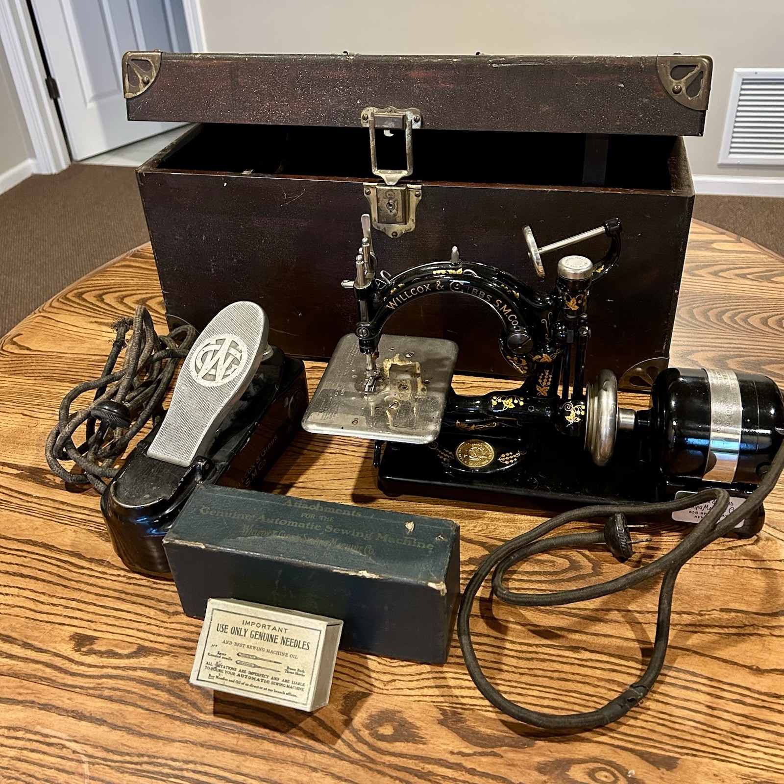 Wilcox & Gibbs Antique Sewing Machine ~ Case & Acces ~ Ruffler ~ Tucker & More