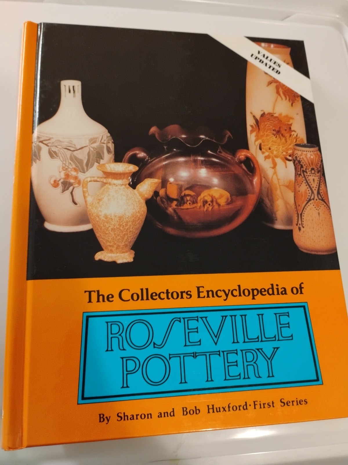 ROSEVILLE POTTERY The Collector's Encyclopedia of  by Sharon and Bob Huxford HC