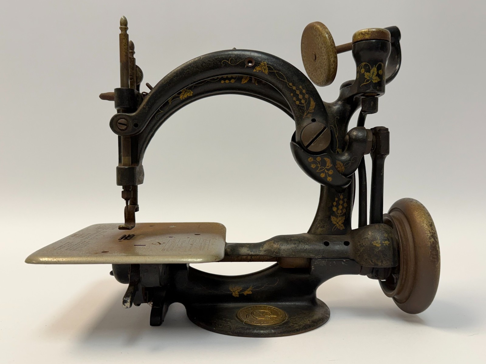 Antique Wilcox & Gibbs Sewing Machine – Early Chain‑Stitch Design