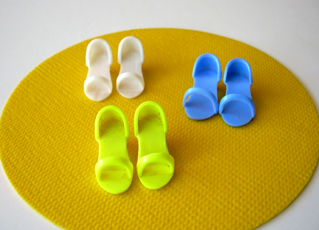 JEM AND THE HOLOGRAMS 3 PAIRS OF DOLL SHOES LOT D