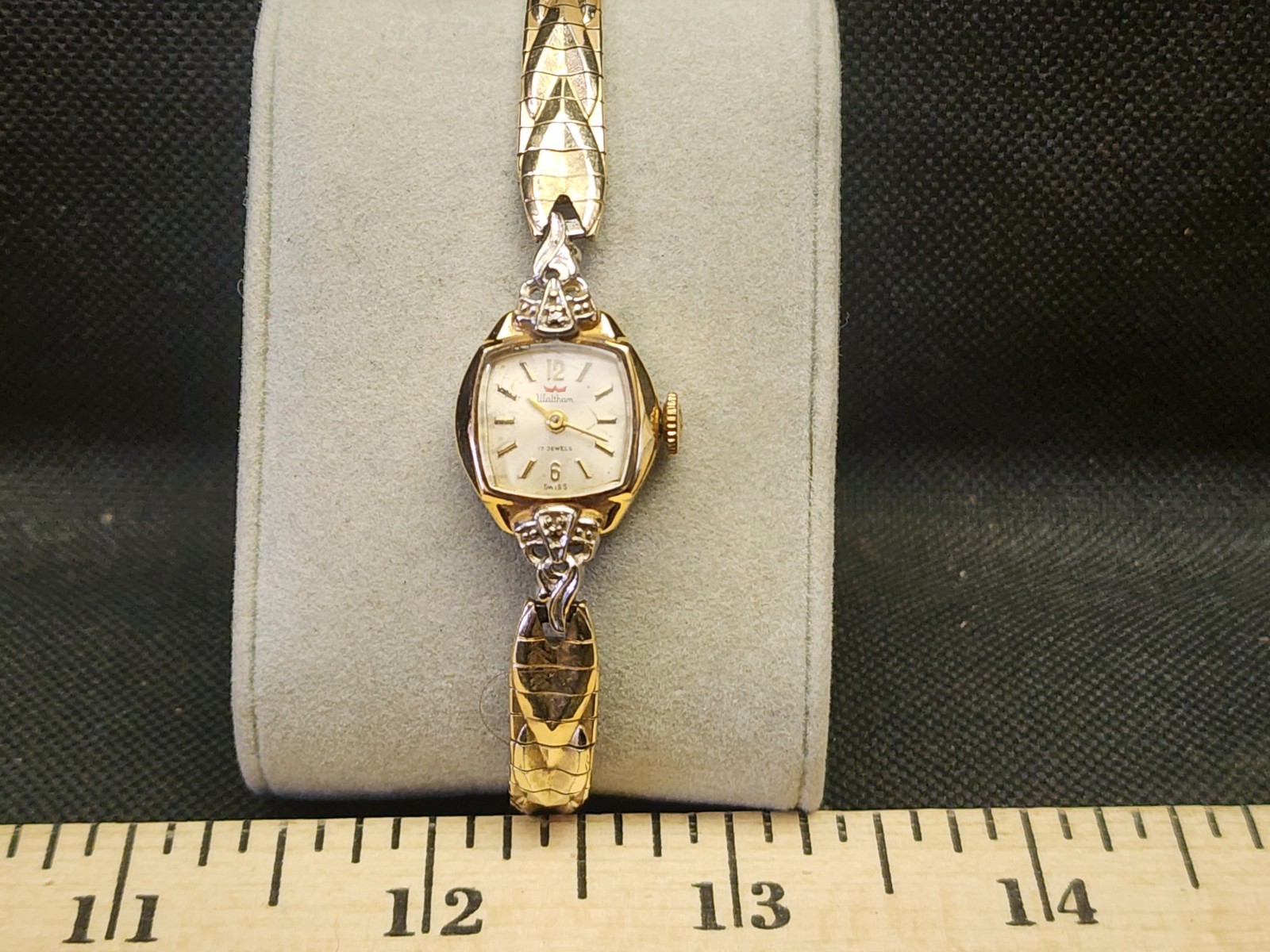 Vintage Waltham 17 Jewel Women's Wind Up Swiss Watch Works Runs Keeps Time