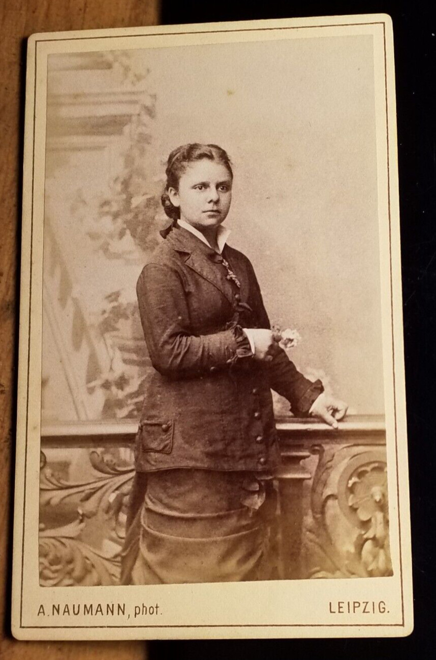 Standing Girl - Backdrop / Circa 1880s CDV Alfred Naumann Leipzig