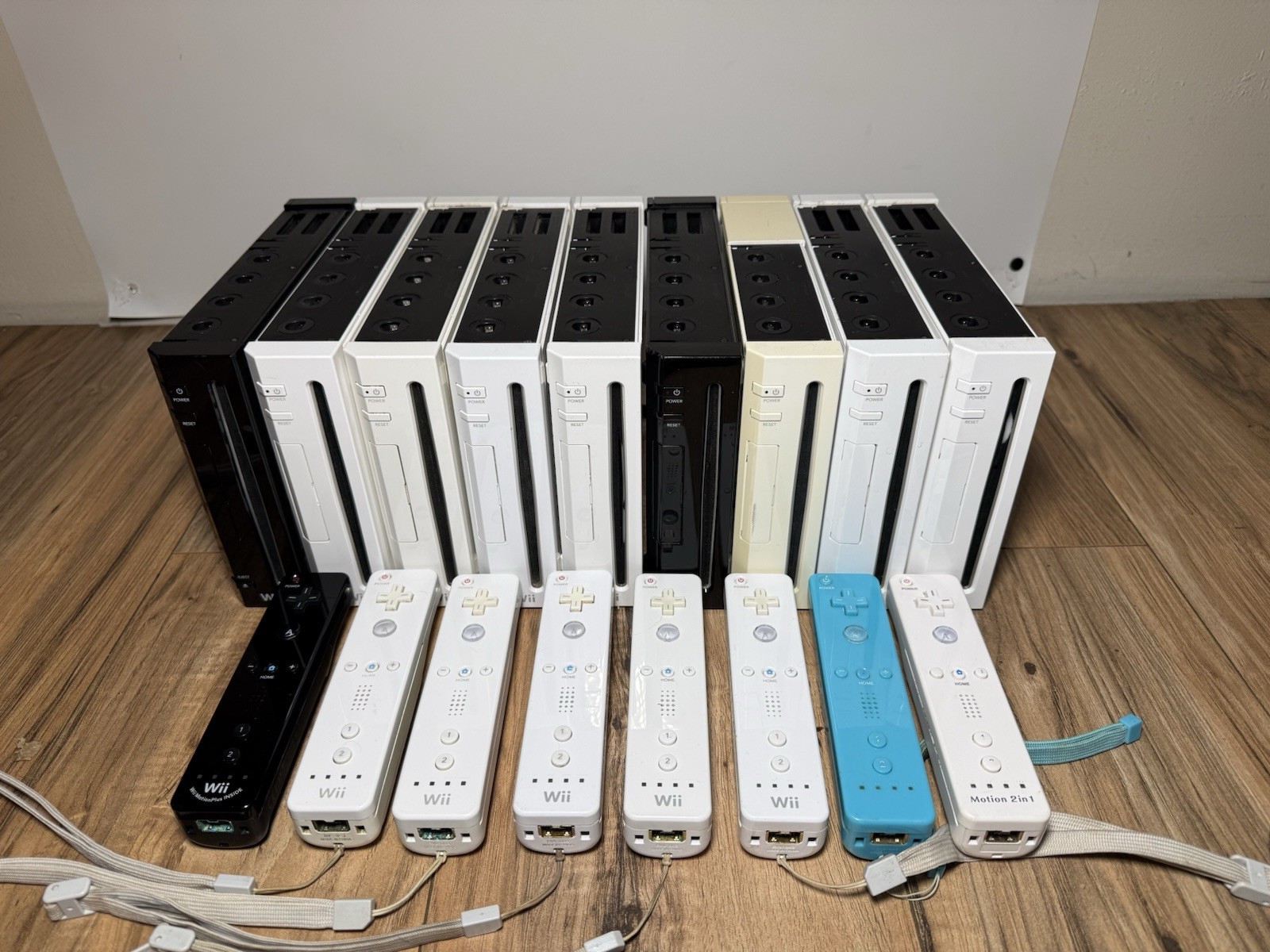 Lot of 9 Nintendo Wii Video Game Consoles 8 Controllers FOR PARTS REPAIR *AS-IS*
