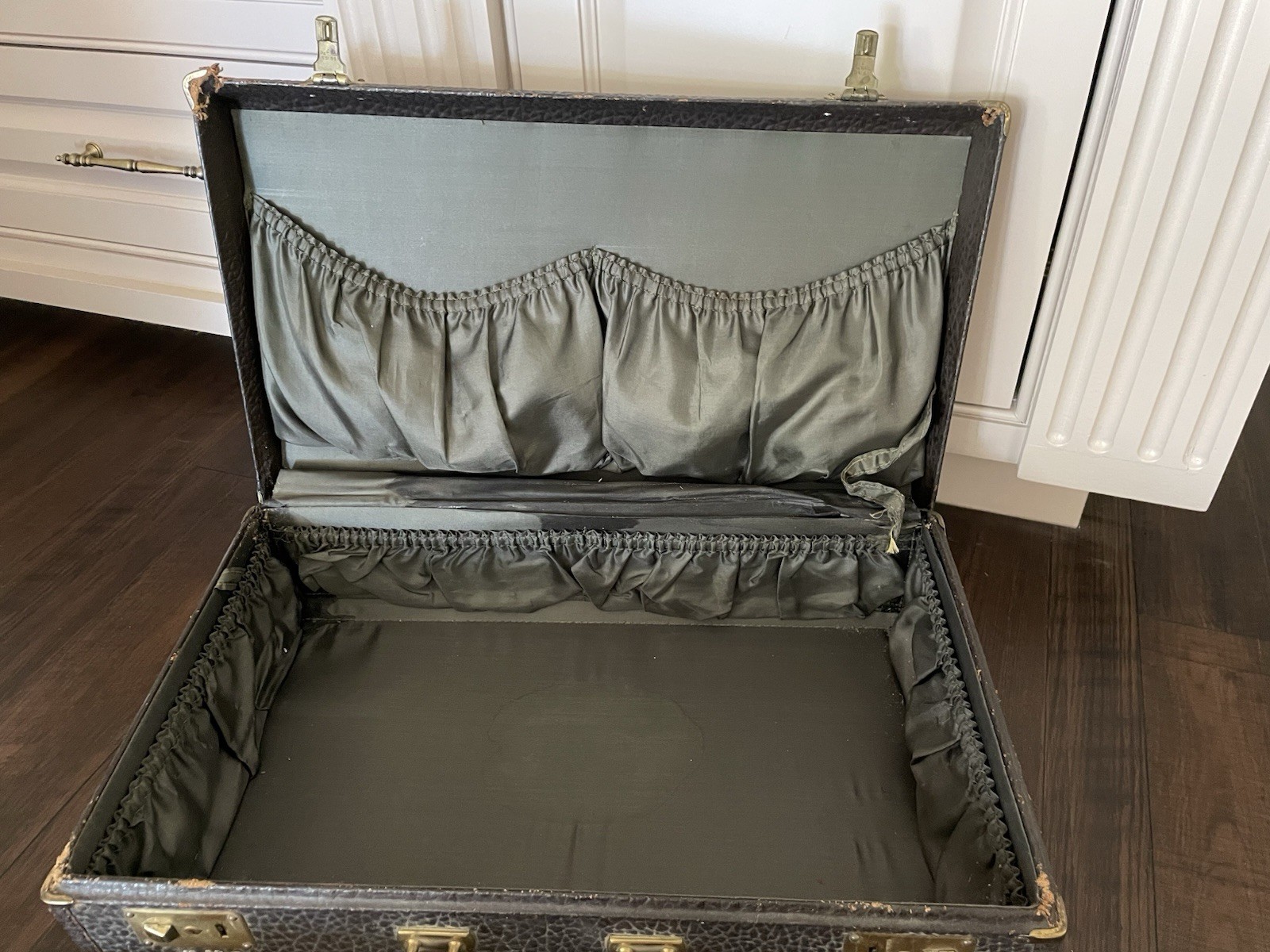 Antique Suitcase Hard shell Philadelphia 1940 - Damaged