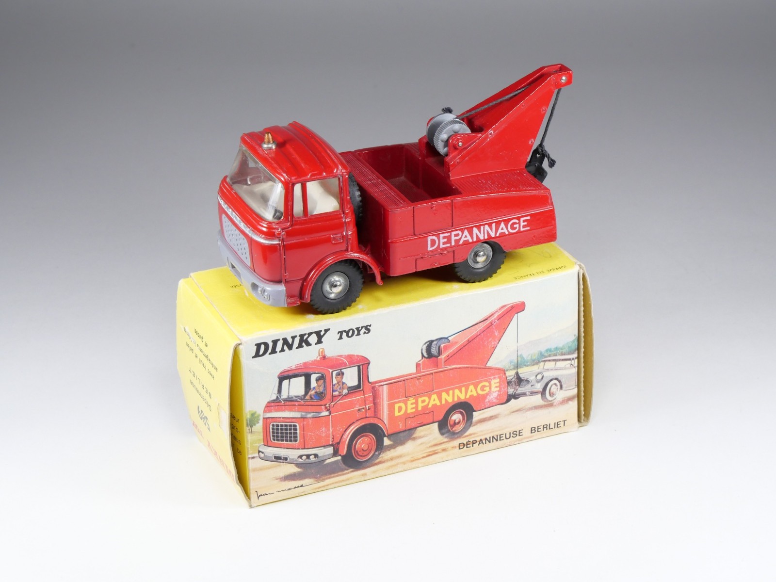 DINKY TOYS FRANCE - 589 - Berliet GAK tow truck - in box