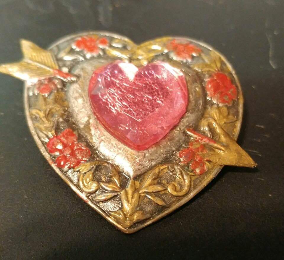 VTG LG HEART PIN~ORNATE BRASS/LUCITE CENTER~ RED ROSES~RETRO~MCM~ARROW~1.7”  