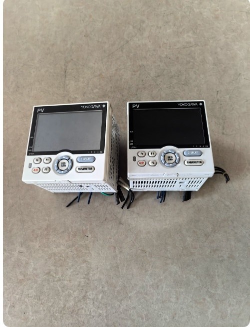 1pcs used temperature controller UT35A-001-10-00 *tm