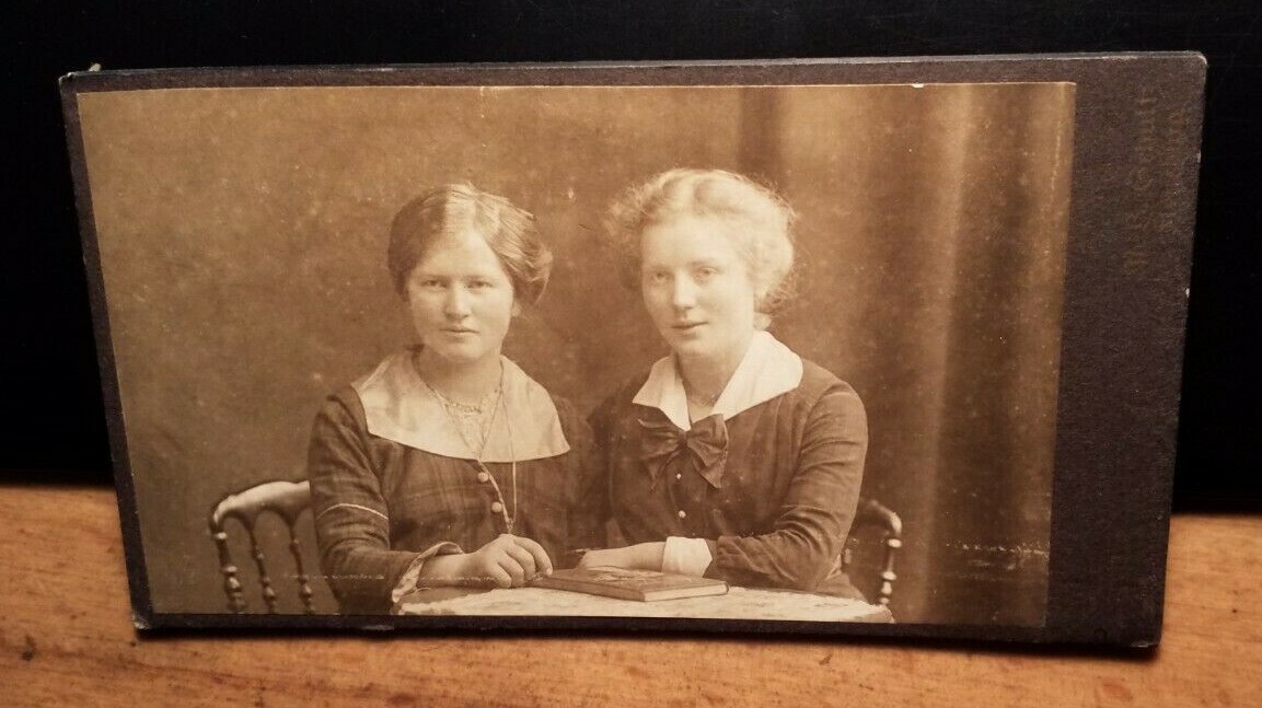 2 girls - young women with book / CDV M. B. Schultz Flensburg