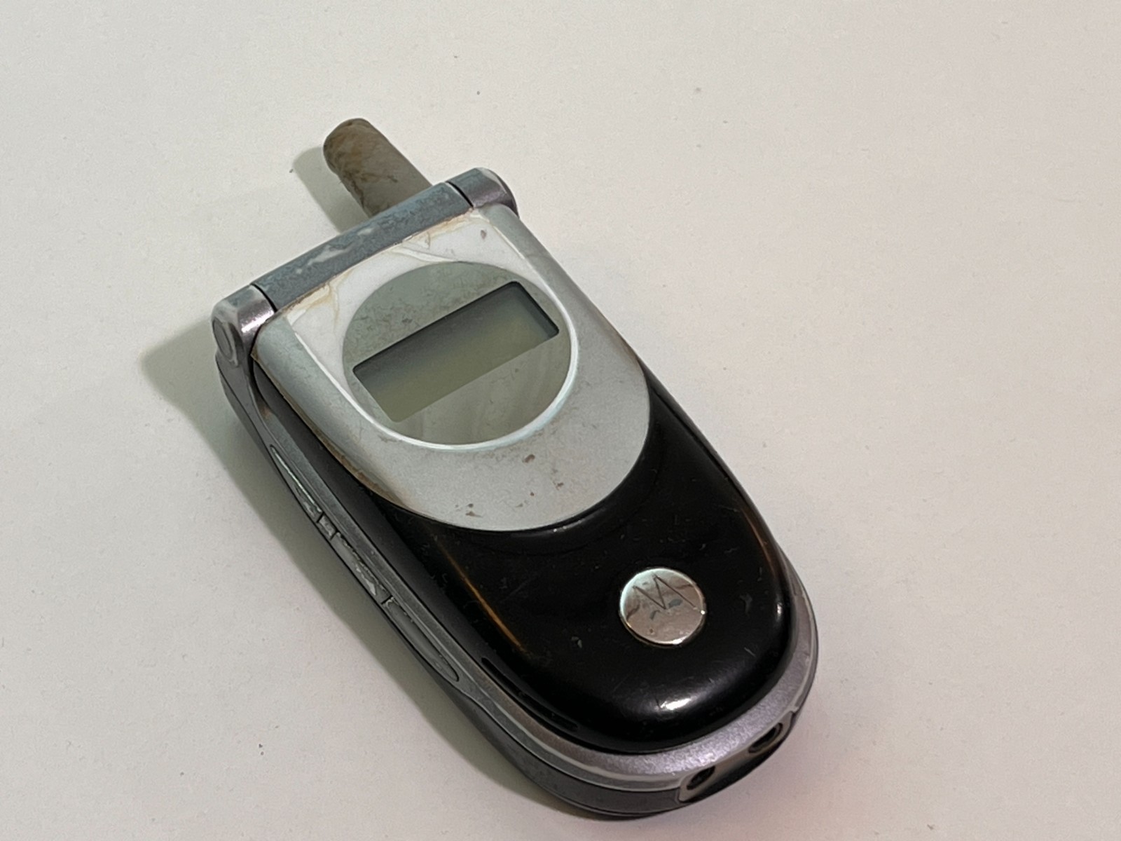 Motorola V188 flip – Black Color - Vintage Cell phones