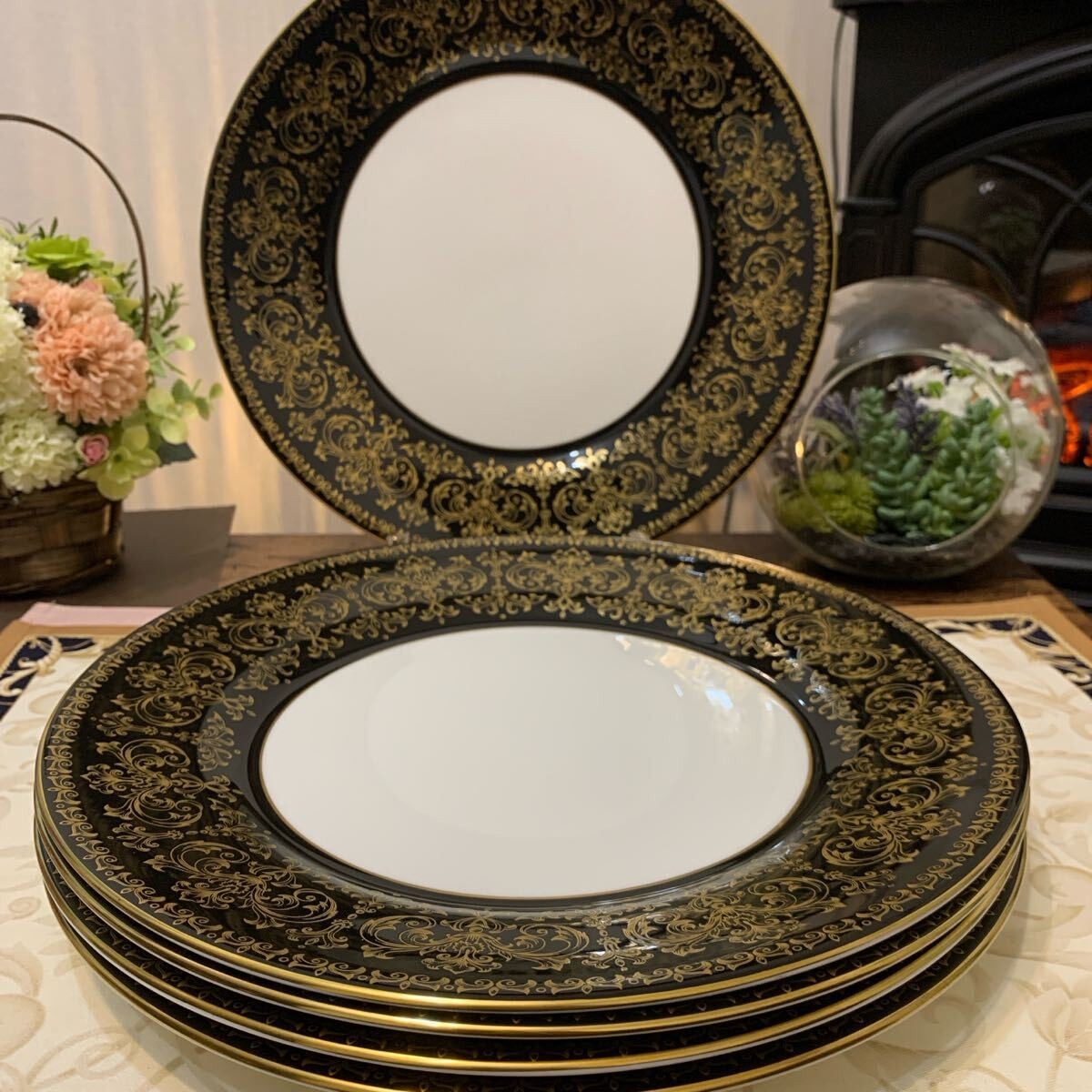 Unused Wedgwood Carnarvon 27cm dinner plate