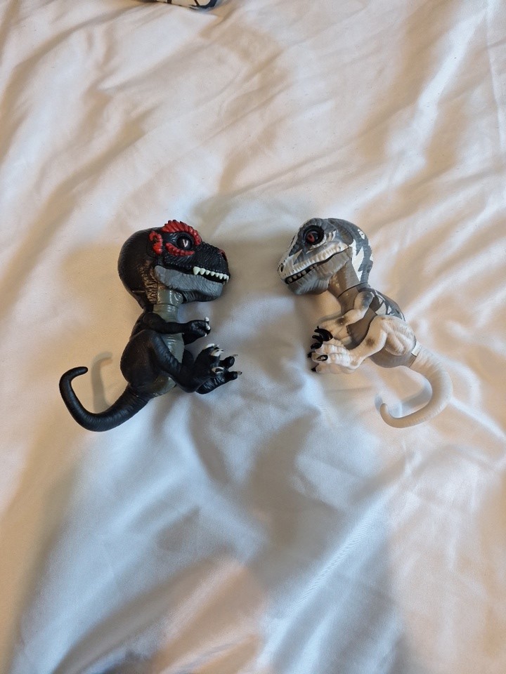 Fingerlings UNTAMED Jailbreak Lot of 2 T-Rex Dinosaurs. Needs Batteries Replaced