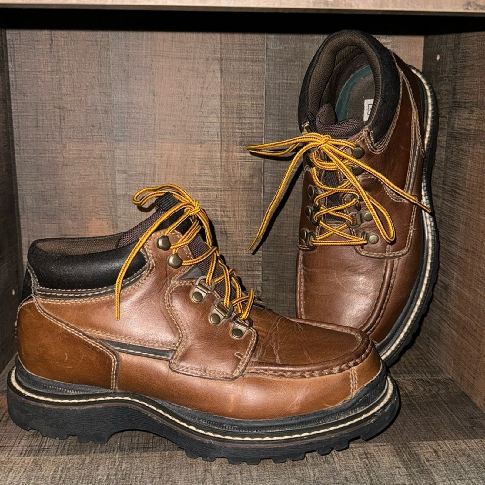 ARIZONA  Men’s HIKERS- size 8