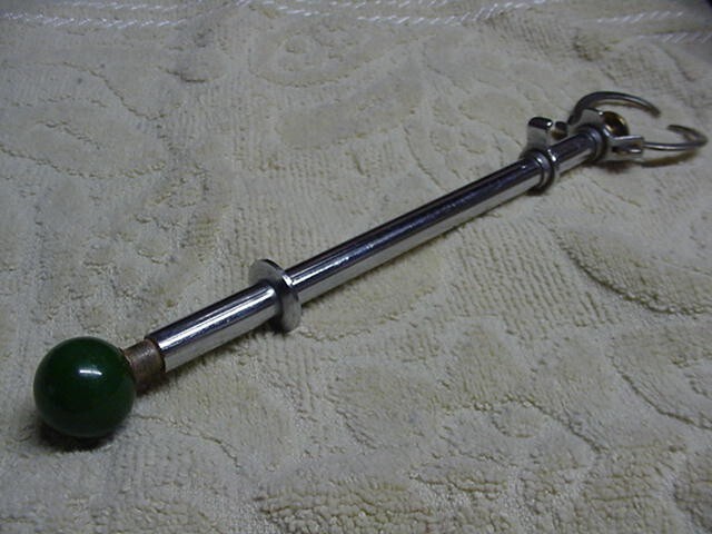 Vintage Spring-Loaded ICE/OLIVE GRABBER TONGS Bar/Barware GREEN Bakelite Knob