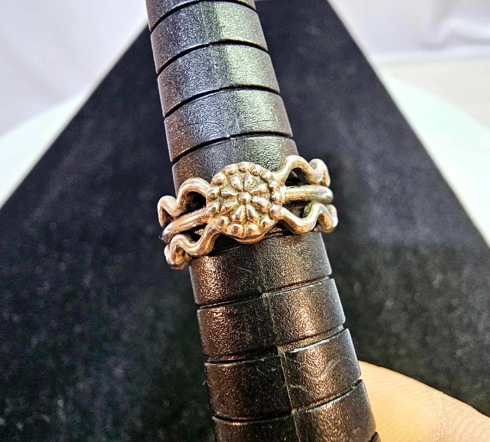 Vtg Silvertone curved/wave Band Ring Sz 4 w/ Flower - B31