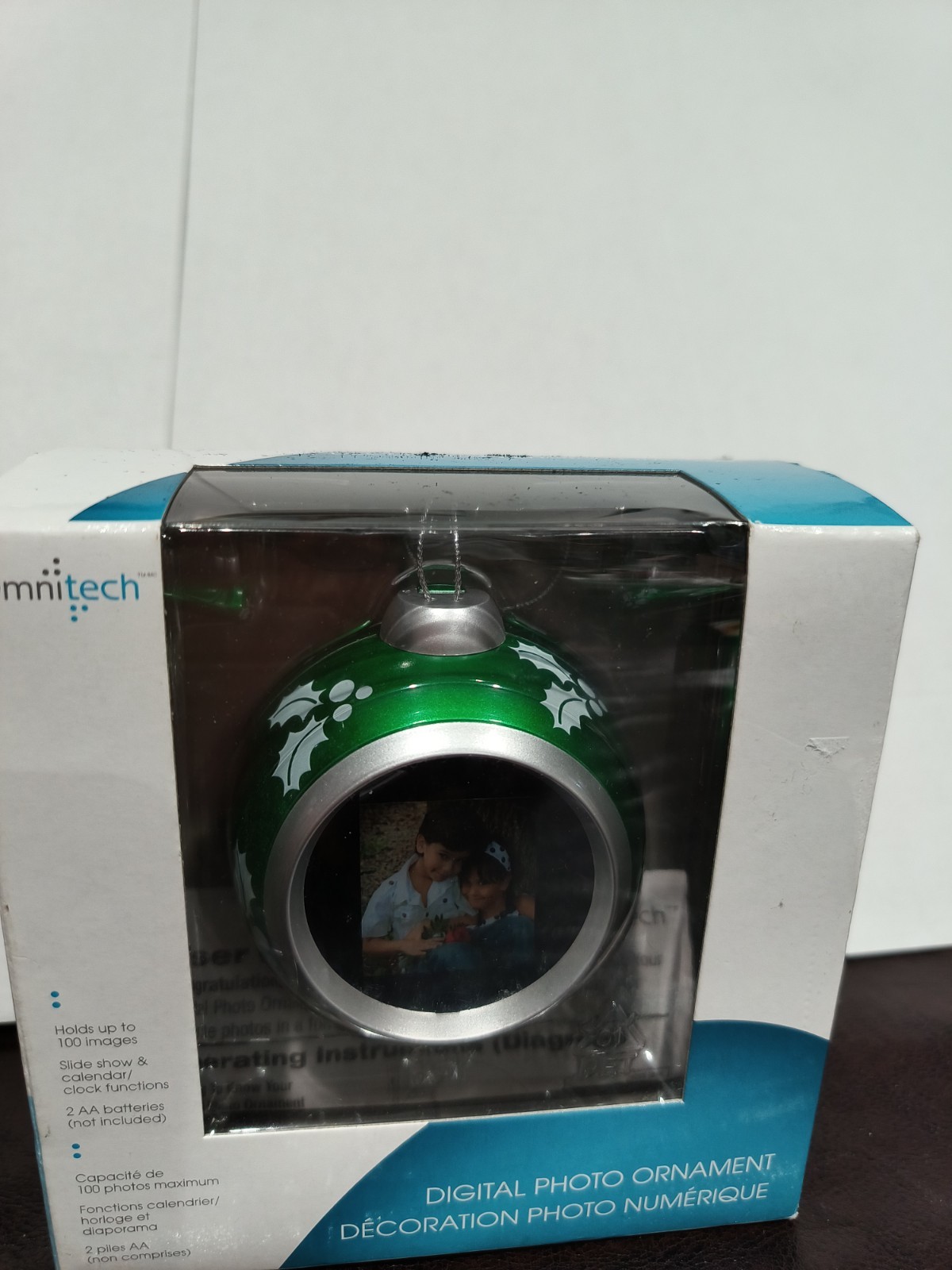 OMNITECH DIGITAL PHOTO ORNAMENT Holds 100 Images  Slide Show/Calendar/Clock