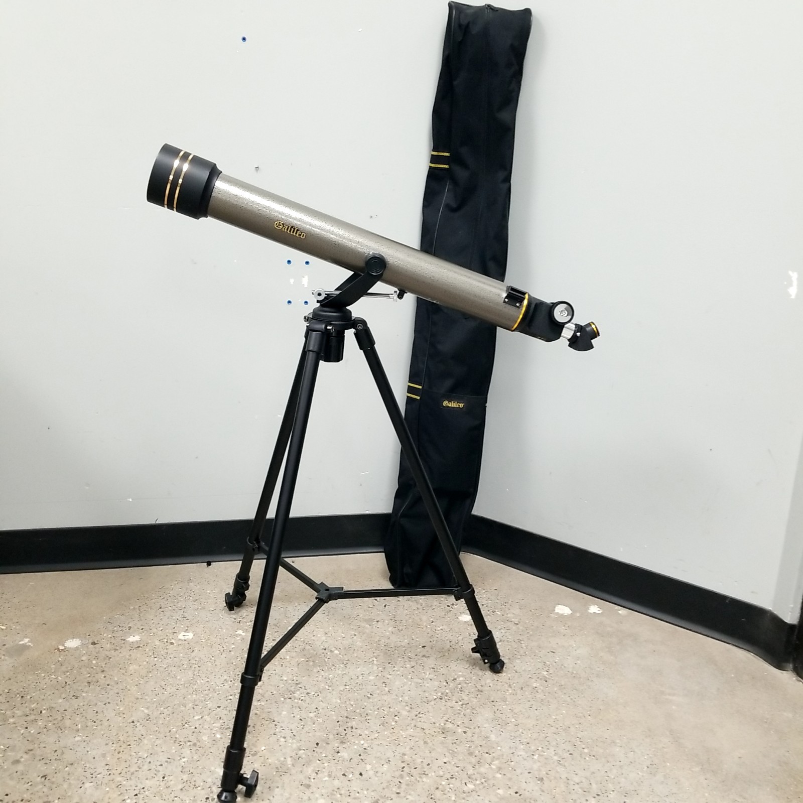 Galileo 700 x 60 60mm Refractor Telescope On Tripod - UNTESTED