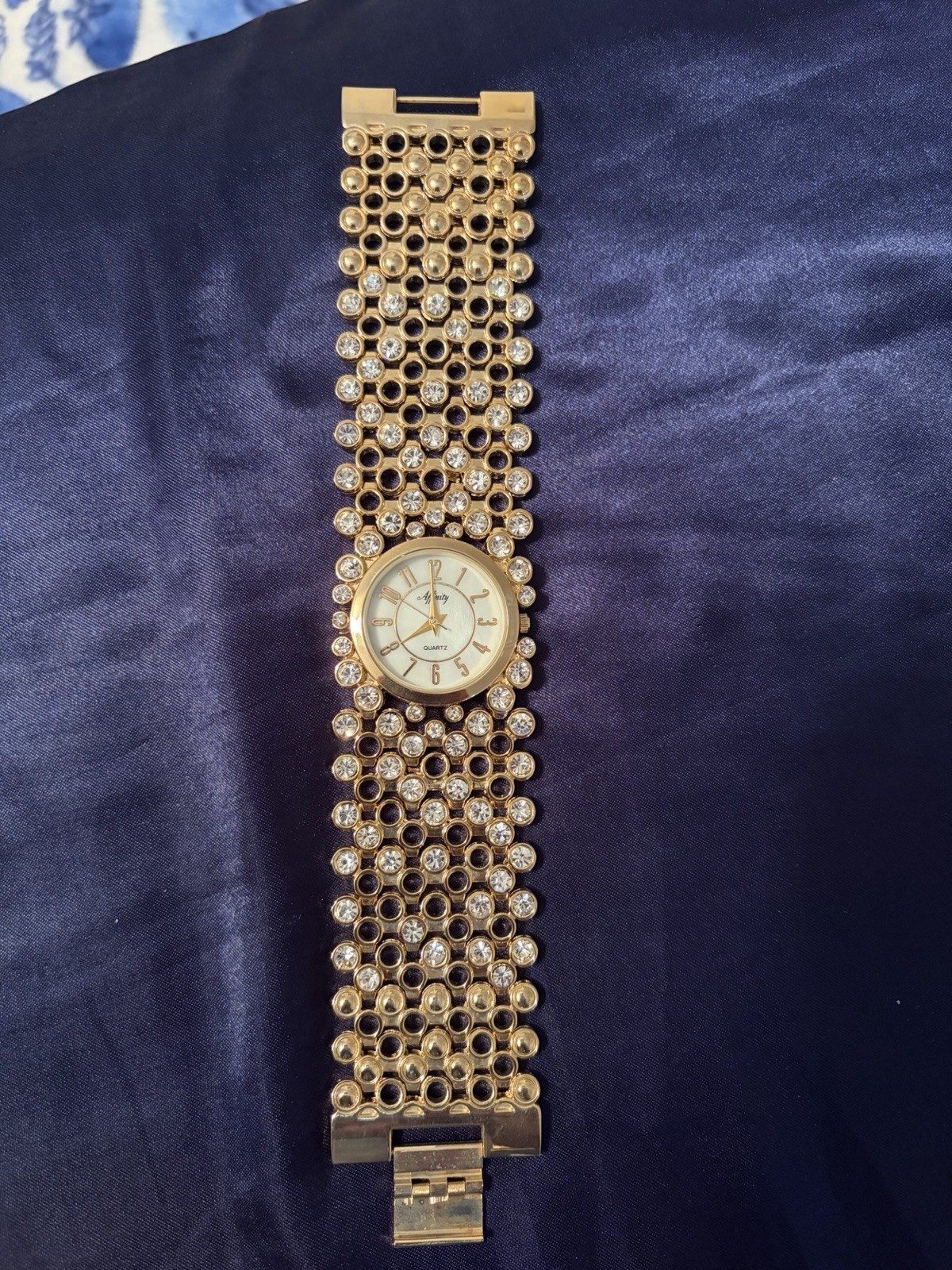 Elegant gold watch fashion watch
