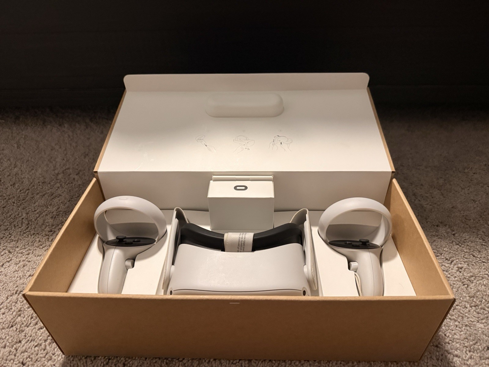 Oculus Quest 2 White Plastic Standalone VR Headset with Controllers, VR System