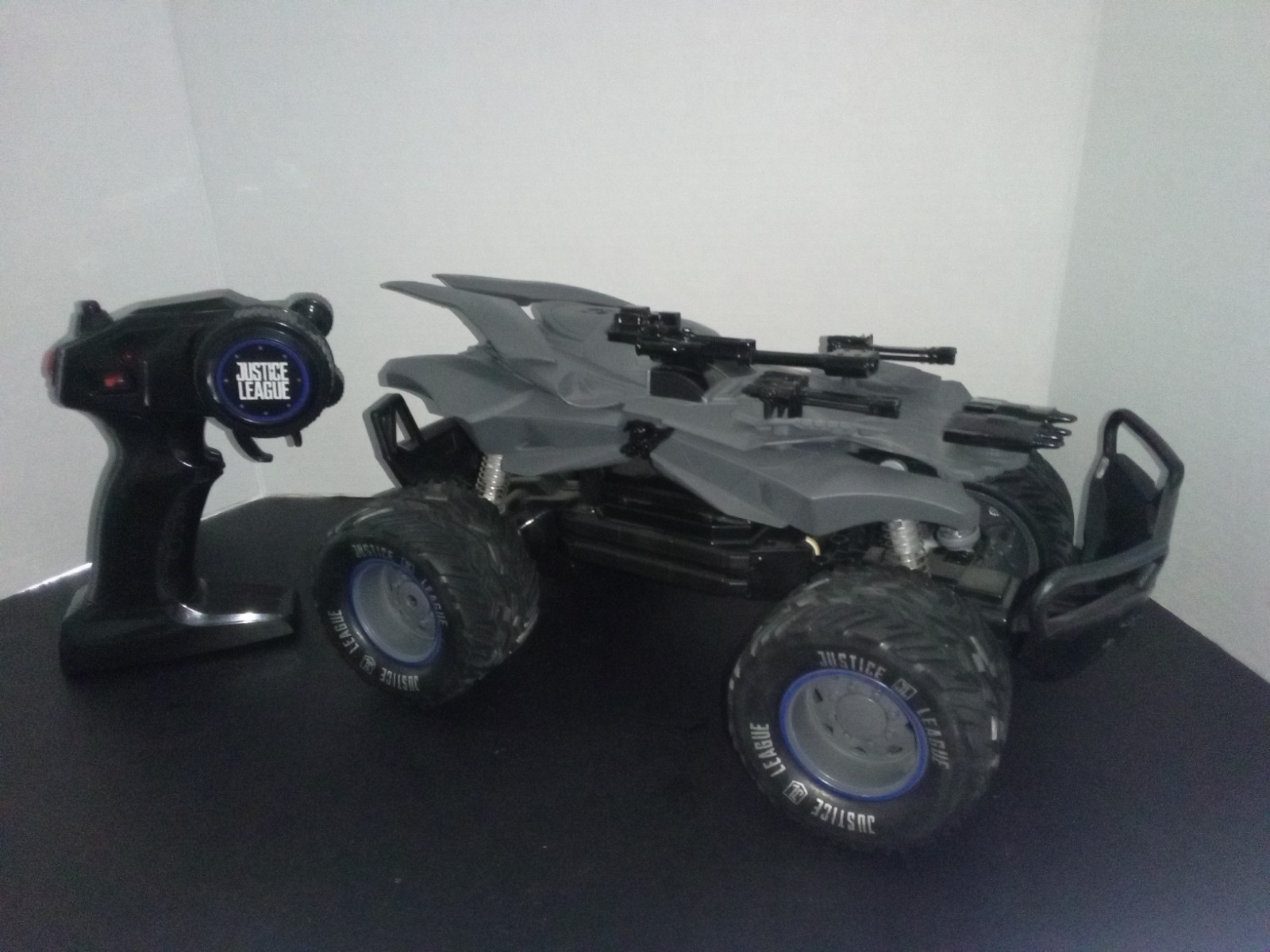 DC Comics Justice League 1:12 Elite 4x4 Batmobile RC Remote Control Car 2.4 GHz