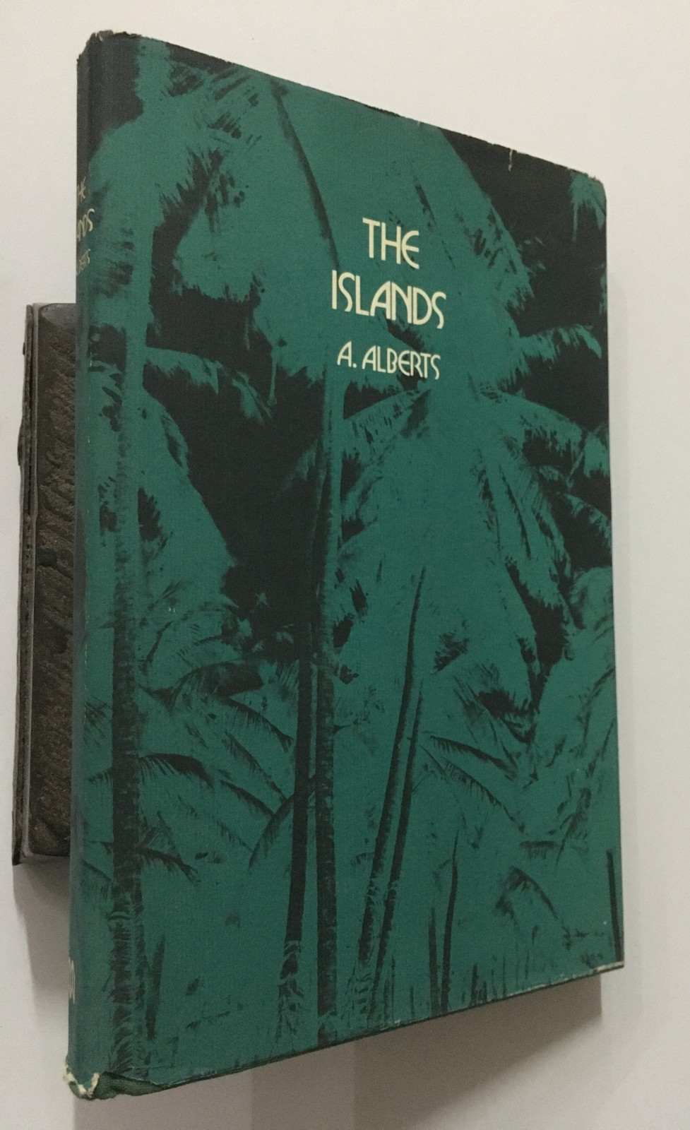Alberts, A: The Islands. 1983. New York. 137p. hb