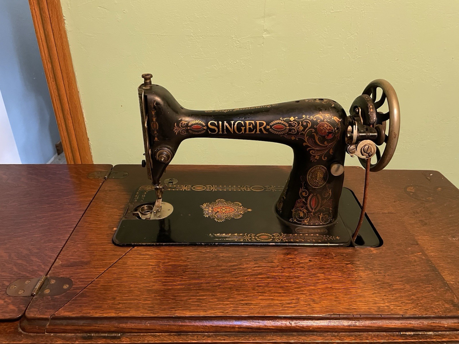 Singer Antique Treadle Sewing Machine Cabinet Ornate Decals Serial G942917