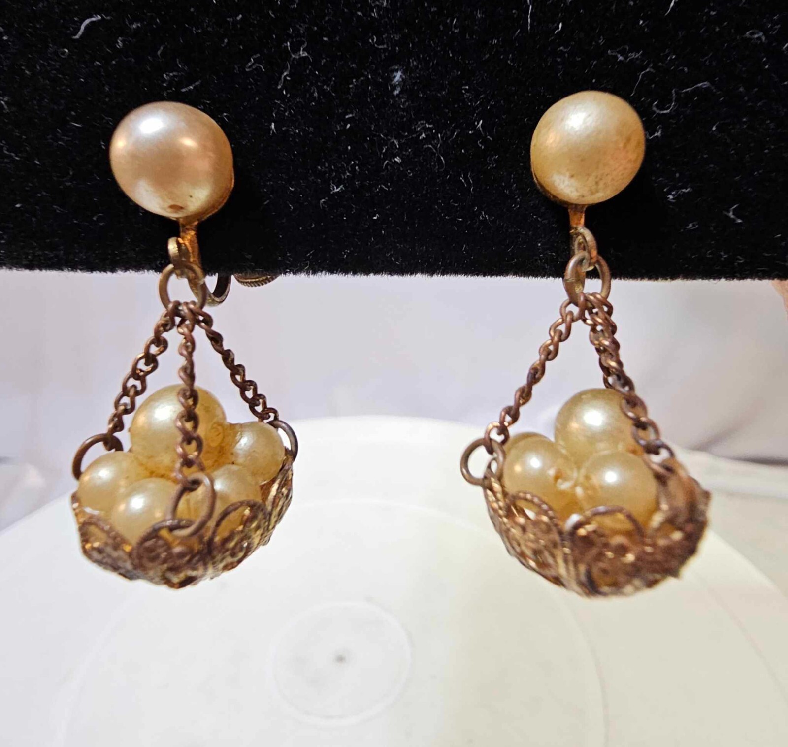 Vtg Goldtone Faux Pearl on Basket Dangle Drop Chandelier Screwback earrings-READ
