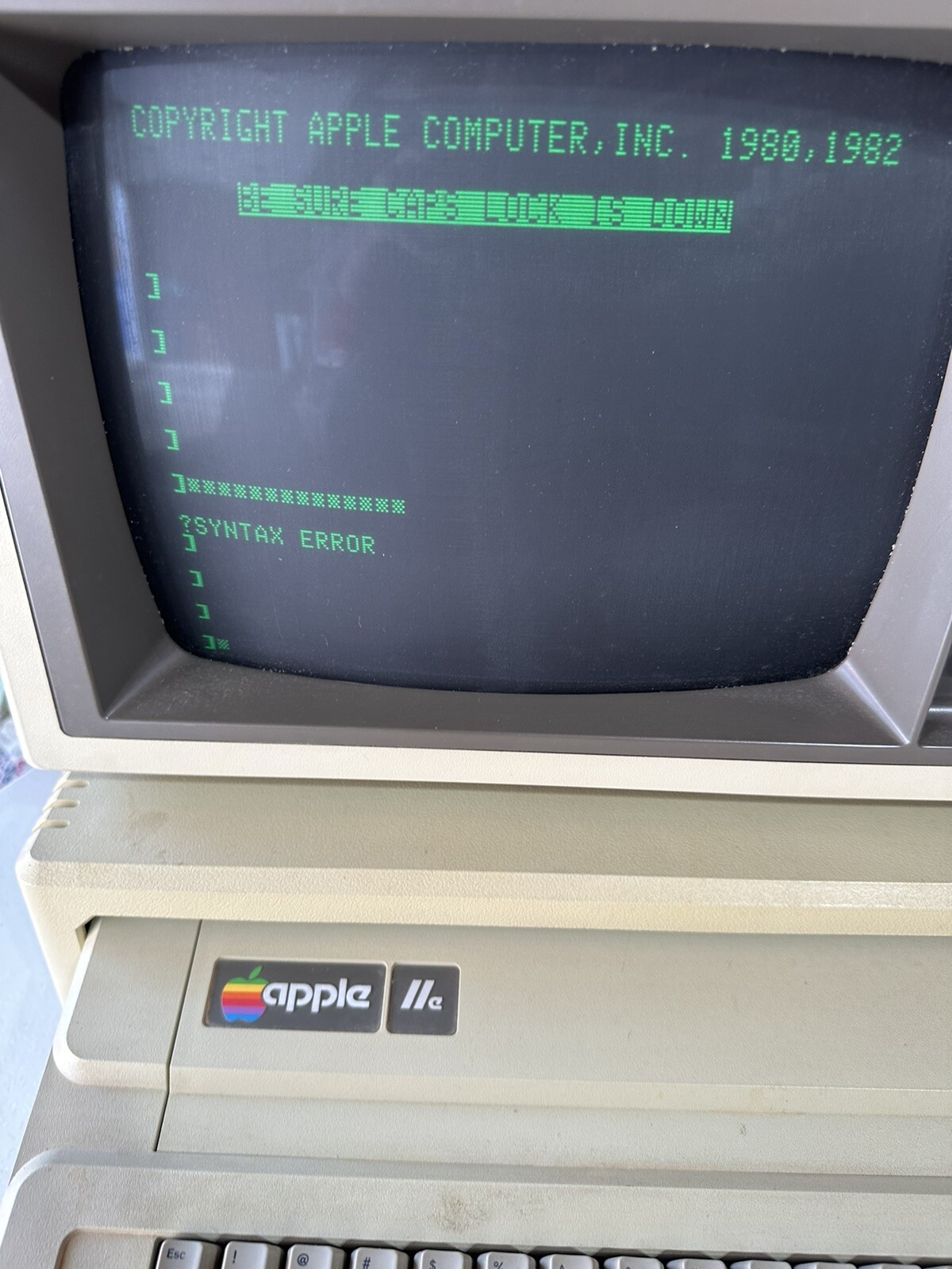 Apple IIe Computer System w/Monitor & Keyboard WORKING Disks Org Manuals Sticker