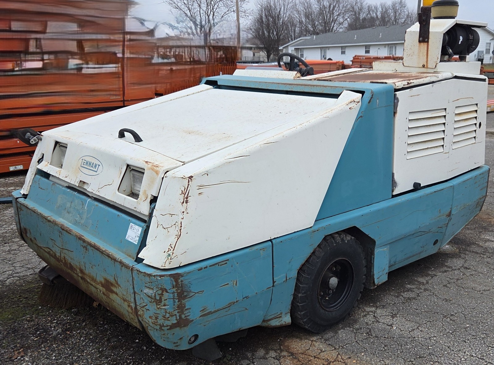 Tennant 355 LP / Propane Ride-On Floor Sweeper