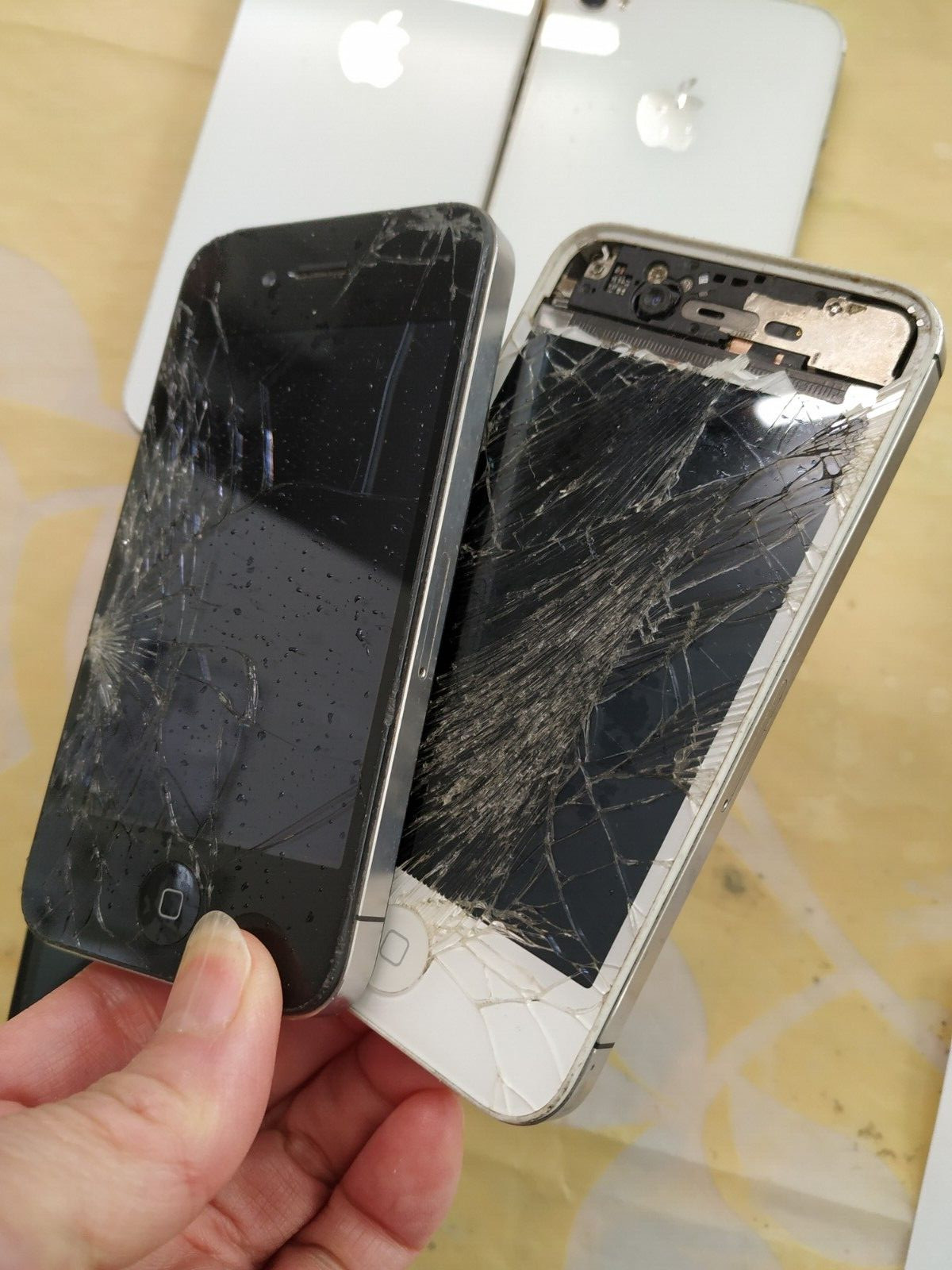 Lot of 20 Apple iPhone 4 /4s for Scrap, Parts or Gold (black/white)