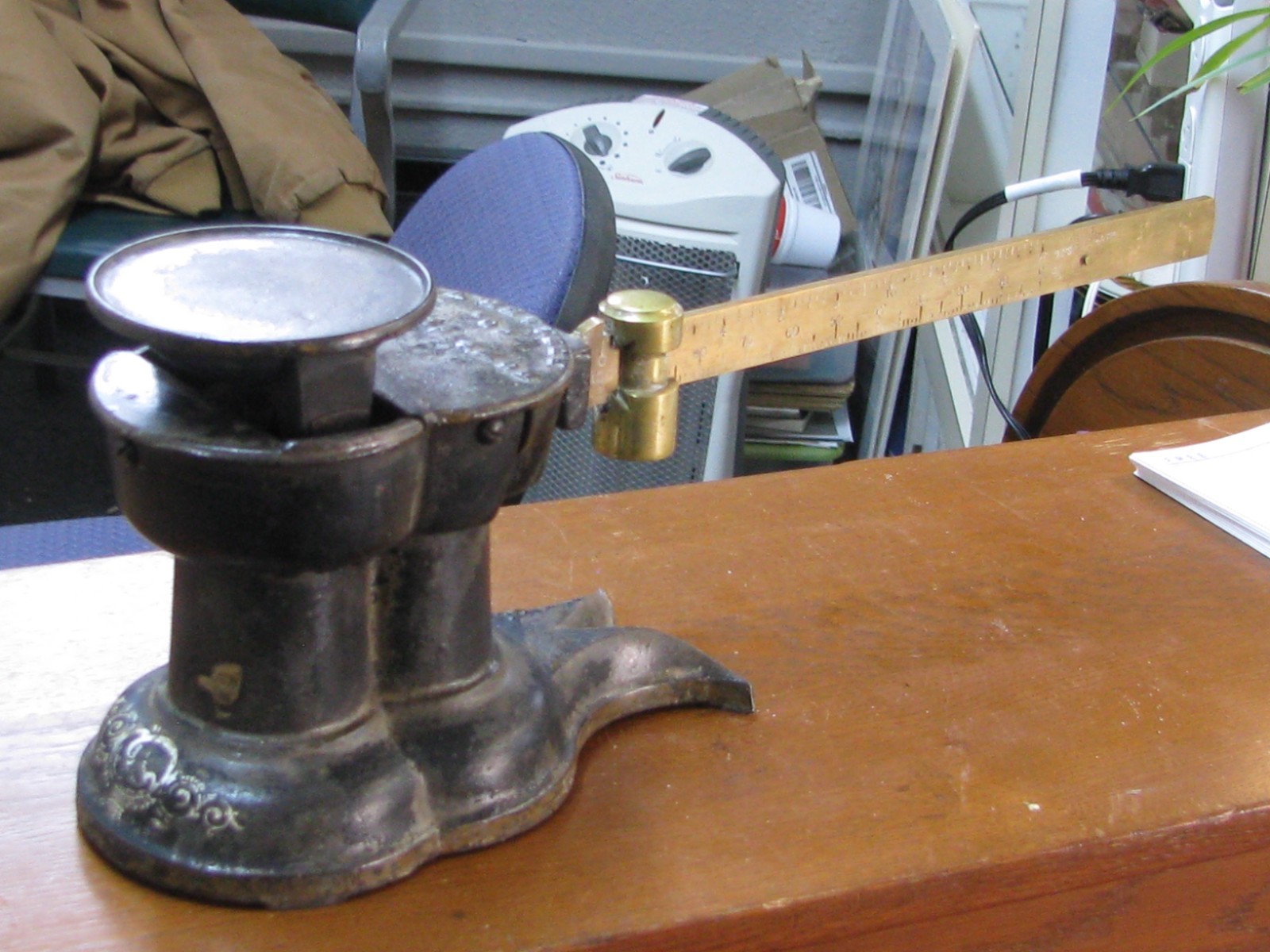 VINTAGE HOWE CAST IRON FISH TAIL SCALE