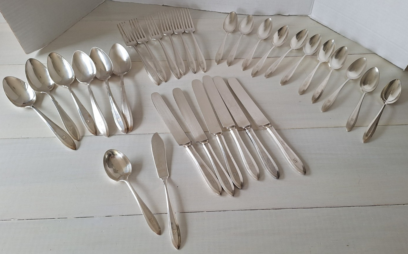 Oneida Community Patrician Pattern B Monogram Silver Plate 31 Pieces Spoons List