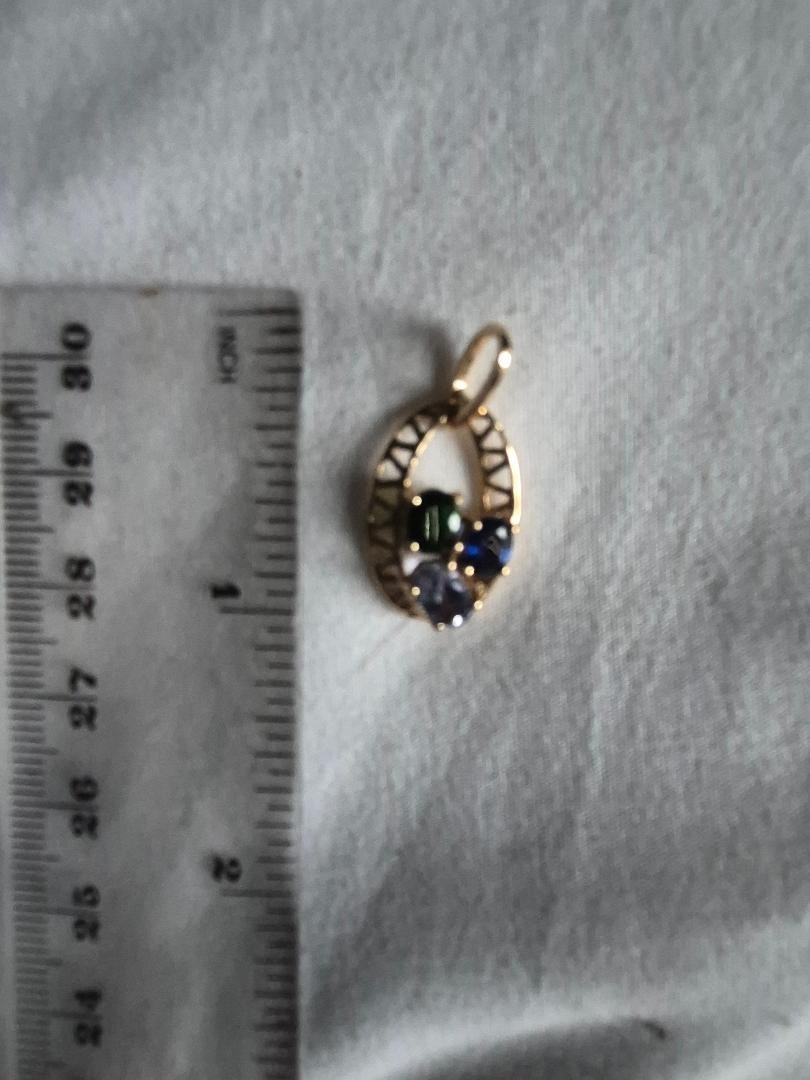 9ct gold pendant from Gemporia with semi precious stones Emerald stone