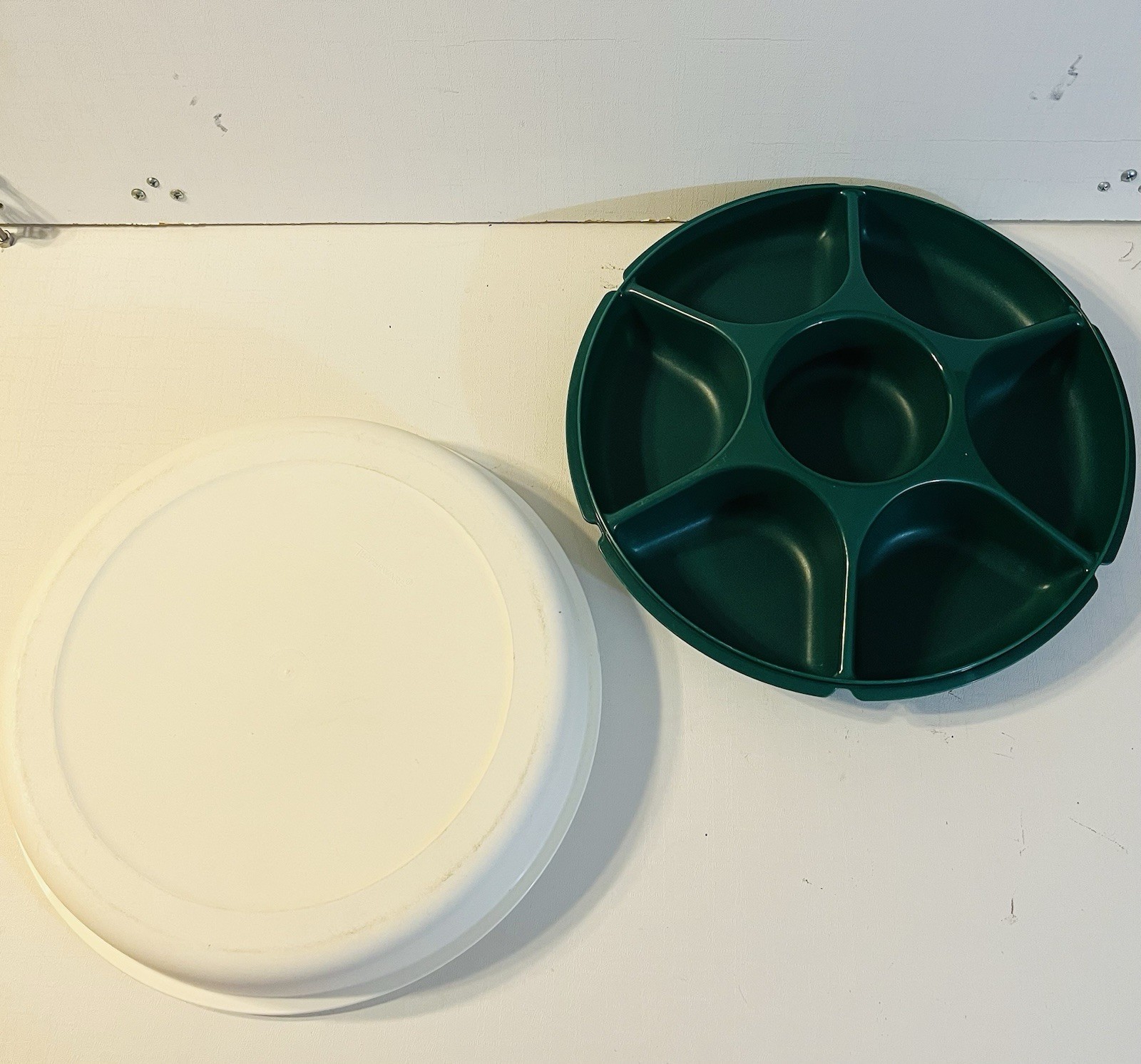 Tupperware Vintage Hunter Green White Tray Divided Veggie Dip 1665 & Lid 1666