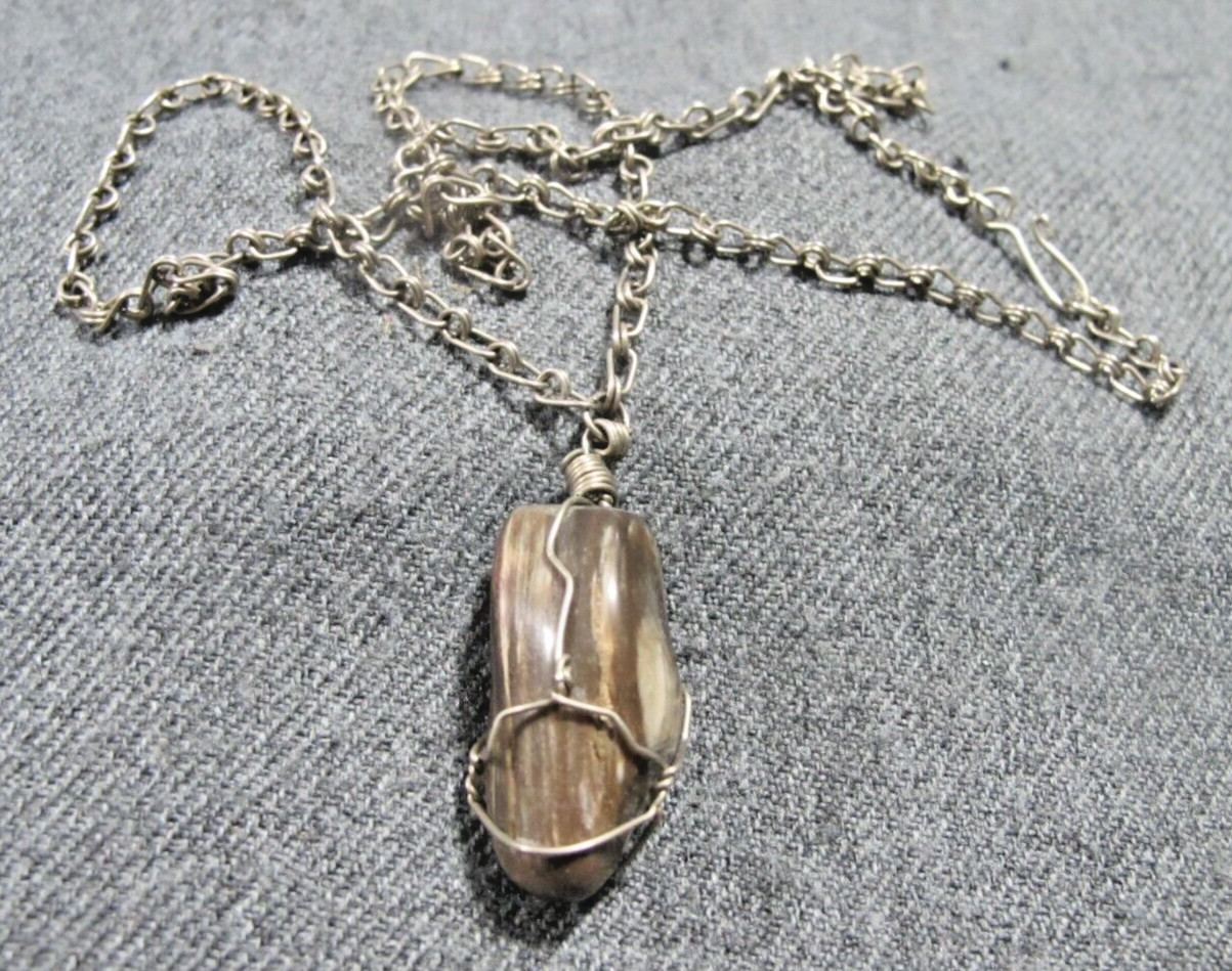 VINTAGE ARTISAN HAND CRAFTED MARBLED BROWN STONE SILVER TONED METAL NECKLACE